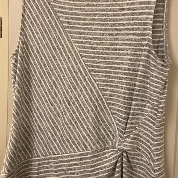 Abstract stripe tank - Picture 3 of 3